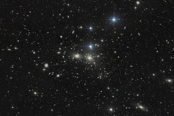 Abell 1656 galaxishalmaz, avagy Hubble Deep Field érzés 12.3 milliárd fényév mélységben!