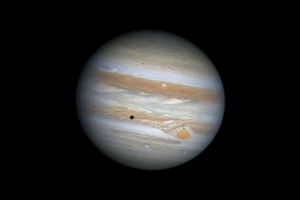 Az Io a Nagy Vörös Folt felett