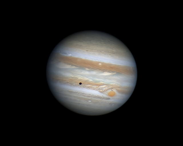 Az Io a Nagy Vörös Folt felett