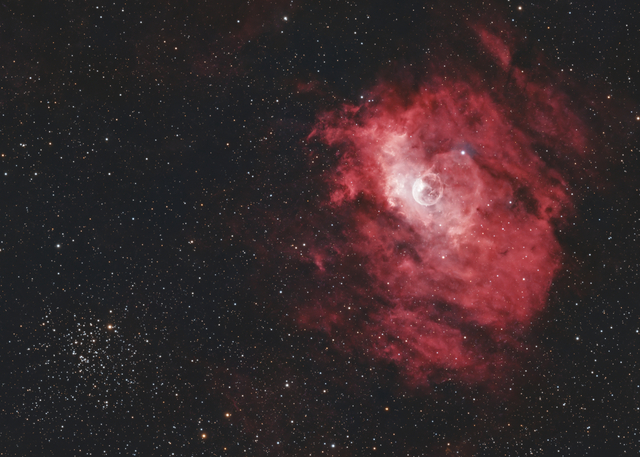 A Buborék-köd és az M52 csillaghalmaz