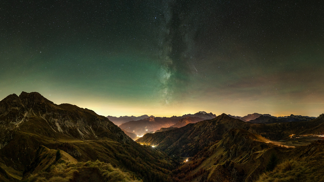 Üstökös a Dolomitok felett 