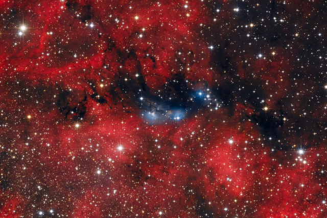 Kék sziget a vörös felhők között