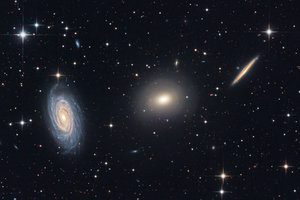 Kozmikus hármas – NGC 5985, NGC 5982 és NGC 5981