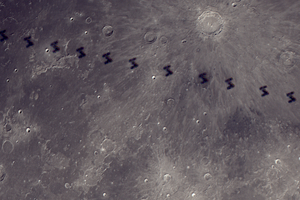 Kromoszómák a Holdon (ISS átvonulás)