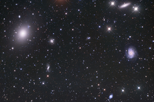  M49 Galaxis és közvetlen környezete.