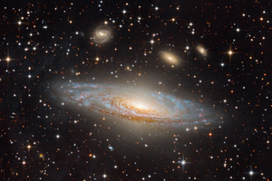 NGC 7331 – egy galaxis, amely mögött feltárul a mélyűr