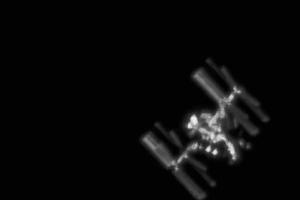 A Nemzetközi Űrállomás átvonulása során a napelemeken megcsillanó napfény (GIF)