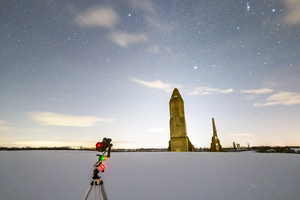 Életkép a Pokoli Toronnyal: Figyeljétek meg a fényeket, hogy a havon hogy szóródik a települések fénye. 