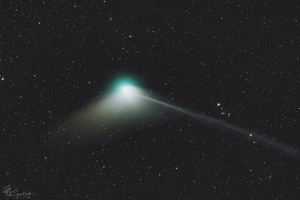 A Zöld üstökös sötét ég alól