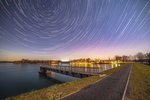Csillagok múlása a Gébárti-tó partja mentén