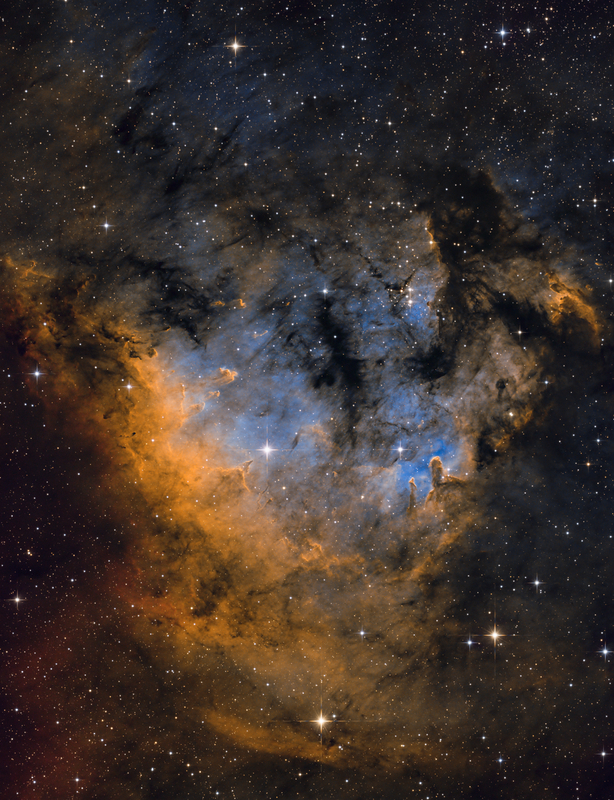 NGC7822 és környezete (portrait kivágás))