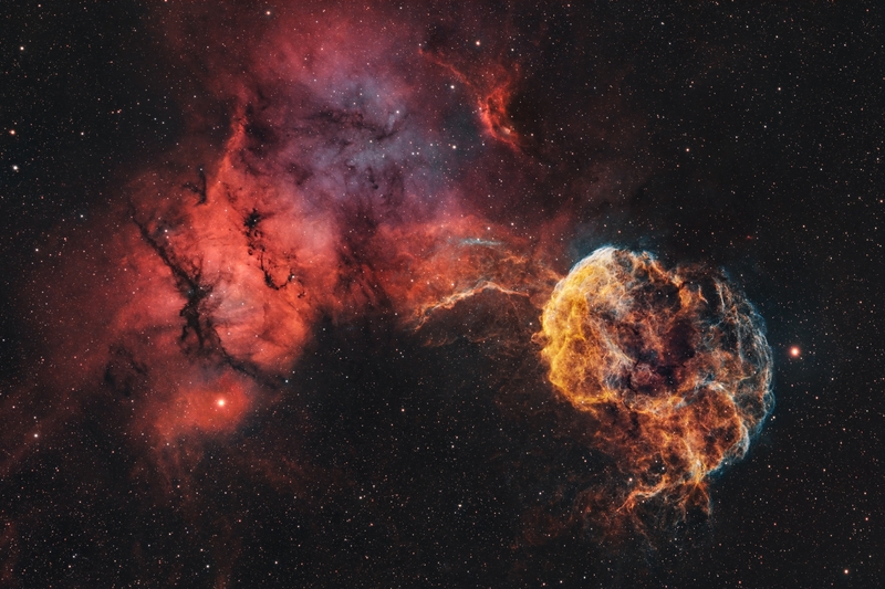 A Medúza-köd (IC 443) egyedi színvilágban V2