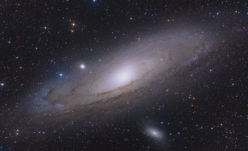 Androméda galaxis (M31) és két kísérője (M32, M110)