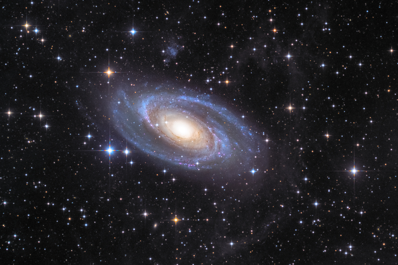 M81 fluxusokkal