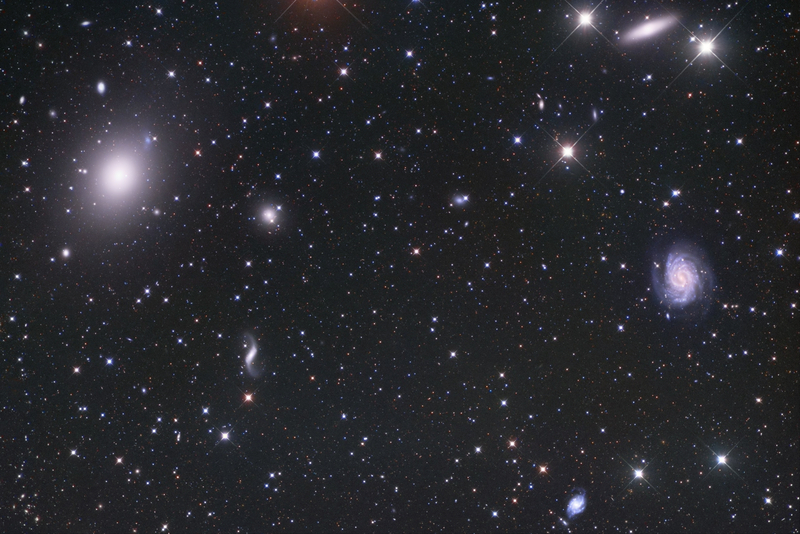  M49 Galaxis és közvetlen környezete.