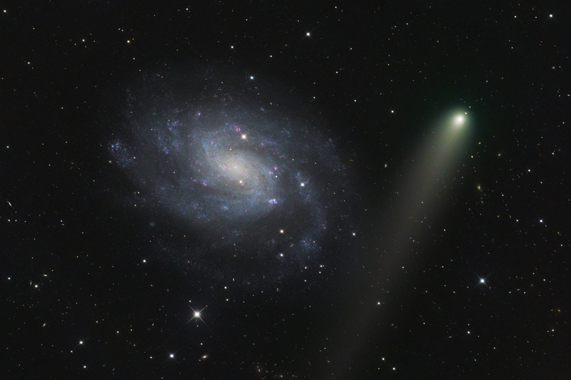 A C/2020 V2 (ZTF)-üstökös és az NGC 300 találkozása