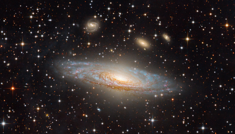 NGC 7331 – egy galaxis, amely mögött feltárul a mélyűr