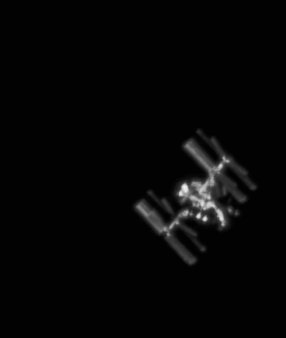 A Nemzetközi Űrállomás átvonulása során a napelemeken megcsillanó napfény (GIF) animáció