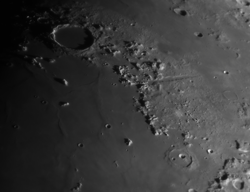A Plato-kráter, a Cassini-kráter és a Vallis Alpes