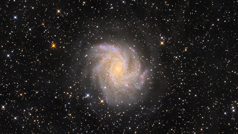 Tűzijáték galaxis (NGC 6946) close-up v2
