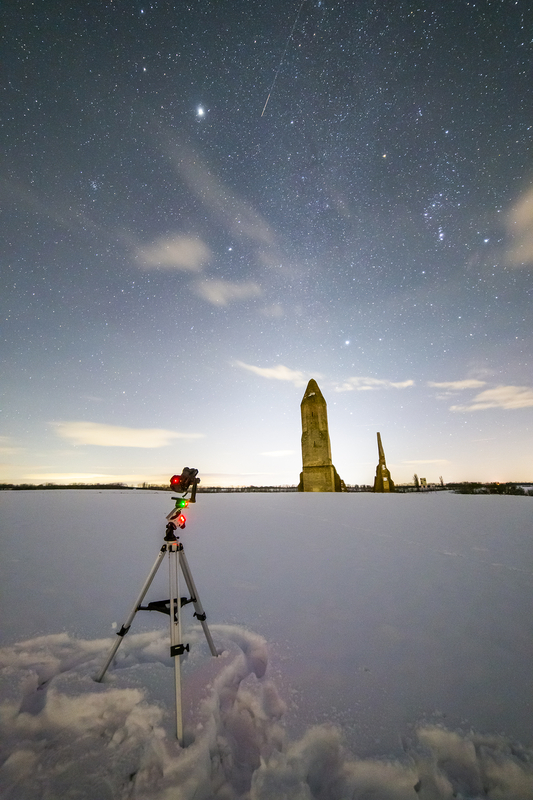 Életkép a Pokoli Toronnyal: Figyeljétek meg a fényeket, hogy a havon hogy szóródik a települések fénye. 
