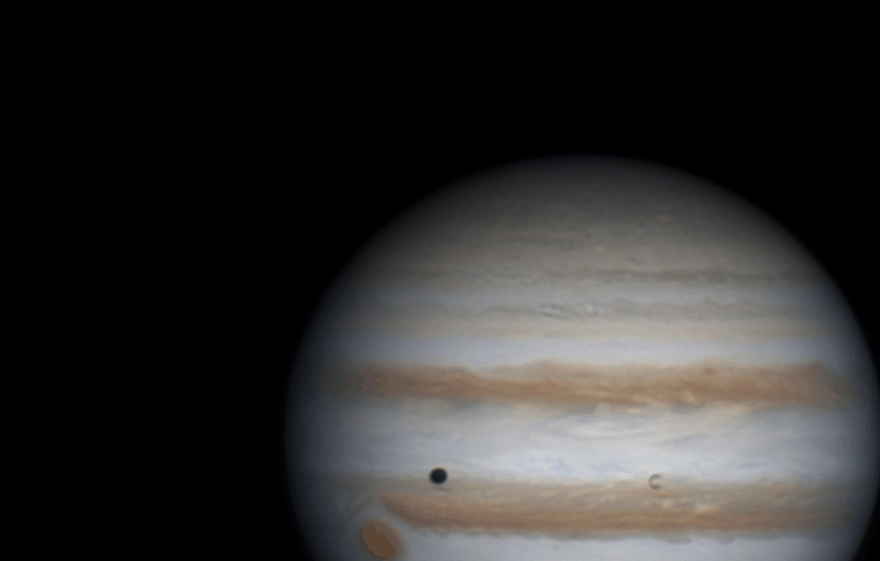 Jupiter és Io, két óra forgás