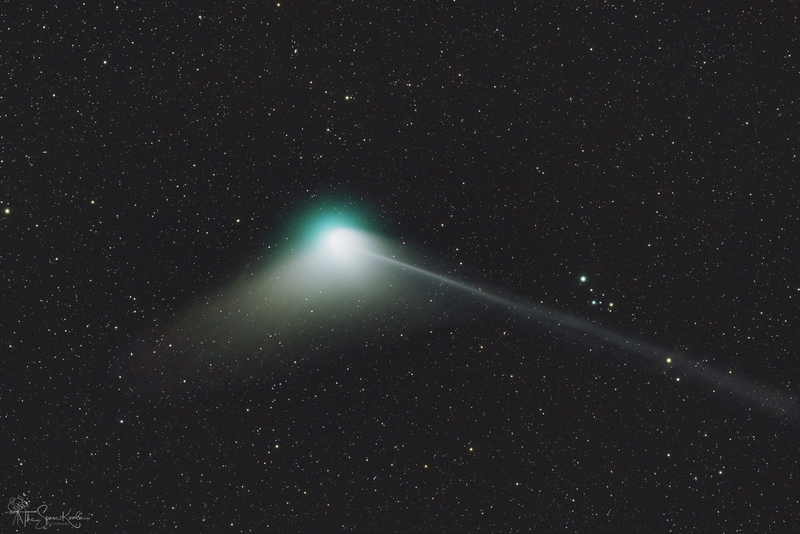 A Zöld üstökös sötét ég alól